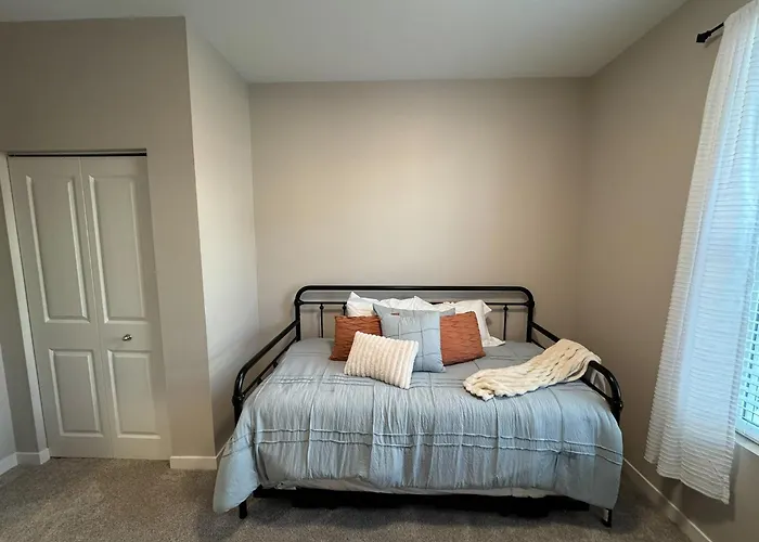 Elegant Townhouse Near Ndsu And Downtown #101 Holiday home *