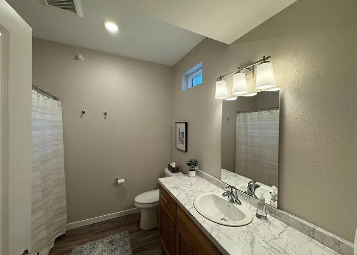 Elegant Townhouse Near Ndsu And Downtown #101 Holiday home Fargo