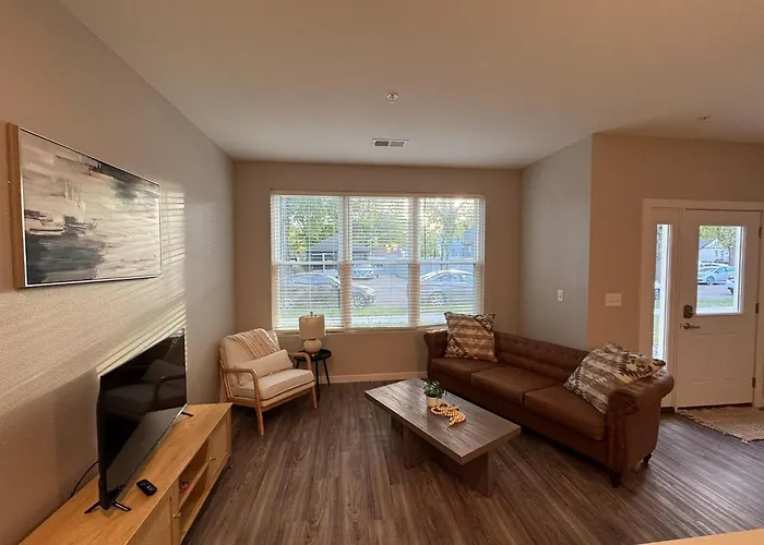 Elegant Townhouse Near Ndsu And Downtown #101 *