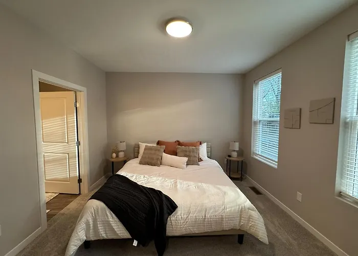 Elegant Townhouse Near Ndsu And Downtown #101 Holiday home *