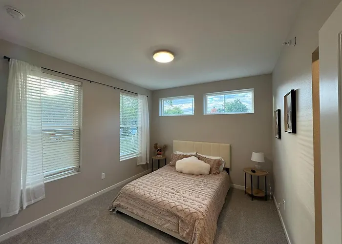 Elegant Townhouse Near Ndsu And Downtown #101 Holiday home